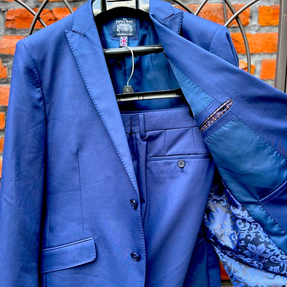 COPY - Barely worn young men’s blue suit.  pocket scarf and beautifully silk li…